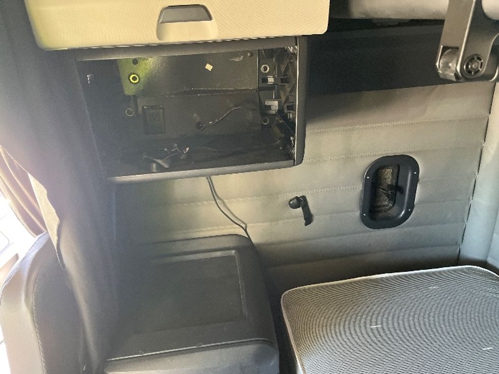 Sleeper Tractor-Heavy Duty Tractors-Freightliner-2021-T12664ST-Knoxville-TN-435,391\n\t\tmiles-$ 80,250 - Image 18