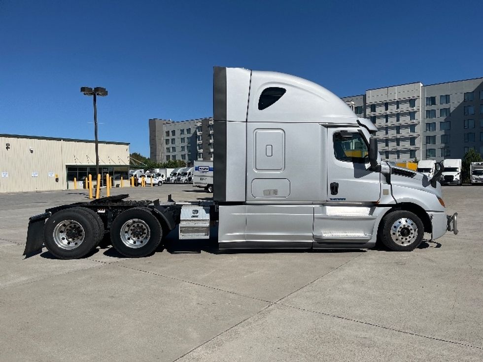Sleeper Tractor-Heavy Duty Tractors-Freightliner-2021-T12664ST-Knoxville-TN-435,391\n\t\tmiles-$ 80,250 - Image 8