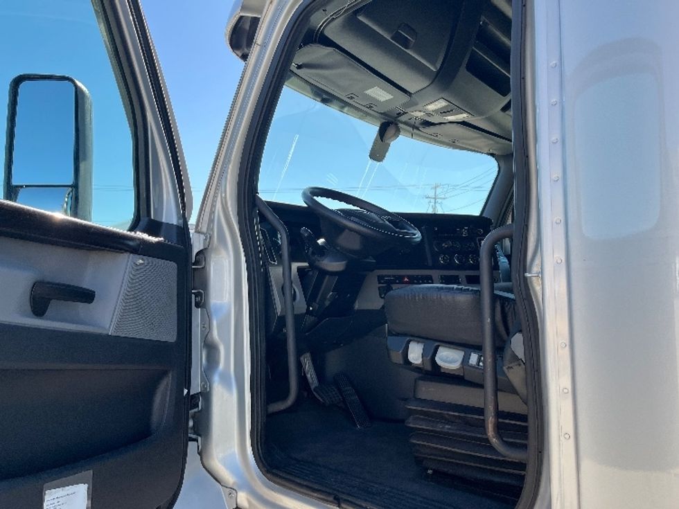 Sleeper Tractor-Heavy Duty Tractors-Freightliner-2021-T12664ST-Knoxville-TN-435,391\n\t\tmiles-$ 80,250 - Image 9