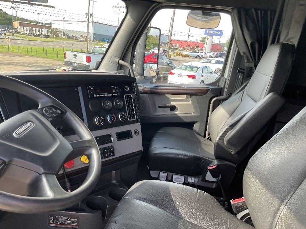 Sleeper Tractor-Heavy Duty Tractors-Freightliner-2021-T12664ST-Knoxville-TN-477,557\n\t\tmiles-$ 75,250 - Image 10