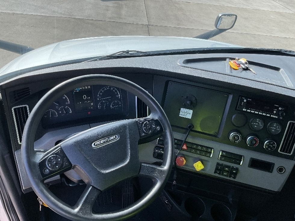 Sleeper Tractor-Heavy Duty Tractors-Freightliner-2021-T12664ST-Knoxville-TN-477,557\n\t\tmiles-$ 75,250 - Image 11