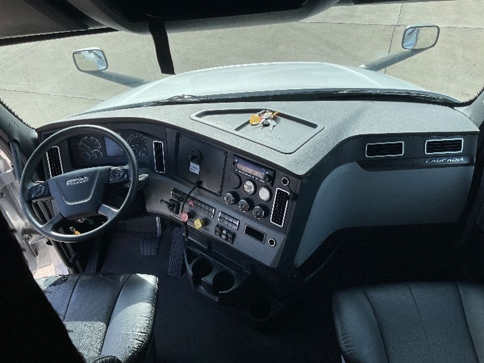 Sleeper Tractor-Heavy Duty Tractors-Freightliner-2021-T12664ST-Knoxville-TN-477,557\n\t\tmiles-$ 75,250 - Image 12