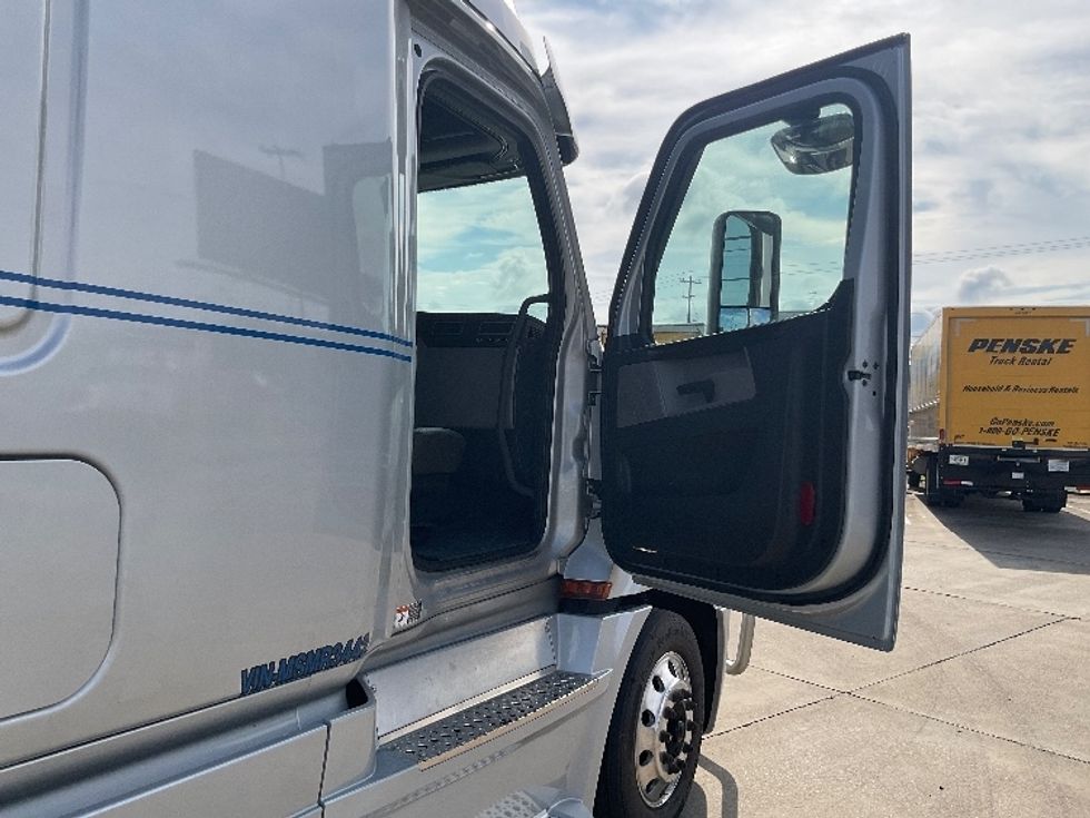 Sleeper Tractor-Heavy Duty Tractors-Freightliner-2021-T12664ST-Knoxville-TN-477,557\n\t\tmiles-$ 75,250 - Image 13