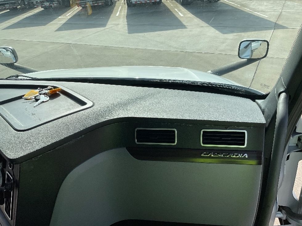 Sleeper Tractor-Heavy Duty Tractors-Freightliner-2021-T12664ST-Knoxville-TN-477,557\n\t\tmiles-$ 75,250 - Image 14