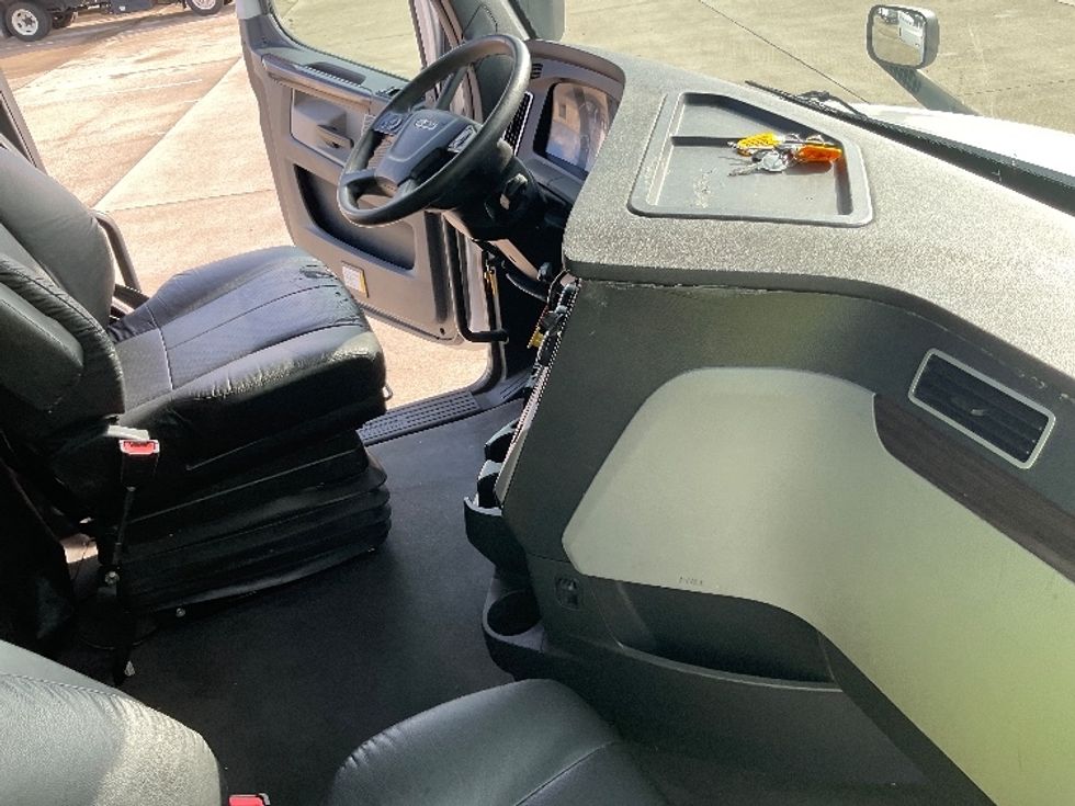 Sleeper Tractor-Heavy Duty Tractors-Freightliner-2021-T12664ST-Knoxville-TN-477,557\n\t\tmiles-$ 75,250 - Image 15