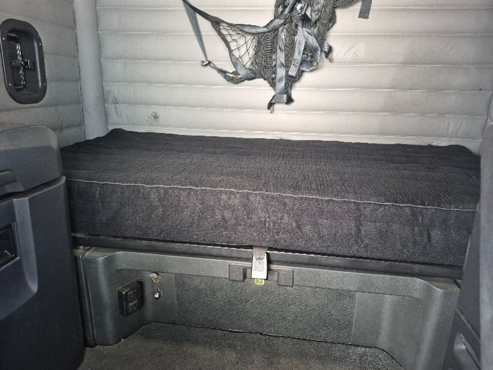 Sleeper Tractor-Heavy Duty Tractors-Freightliner-2021-T12664ST-Knoxville-TN-477,557\n\t\tmiles-$ 75,250 - Image 16