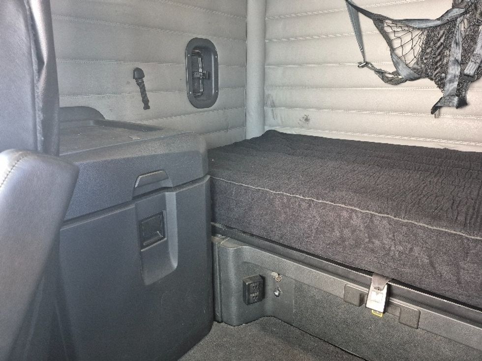 Sleeper Tractor-Heavy Duty Tractors-Freightliner-2021-T12664ST-Knoxville-TN-477,557\n\t\tmiles-$ 75,250 - Image 17