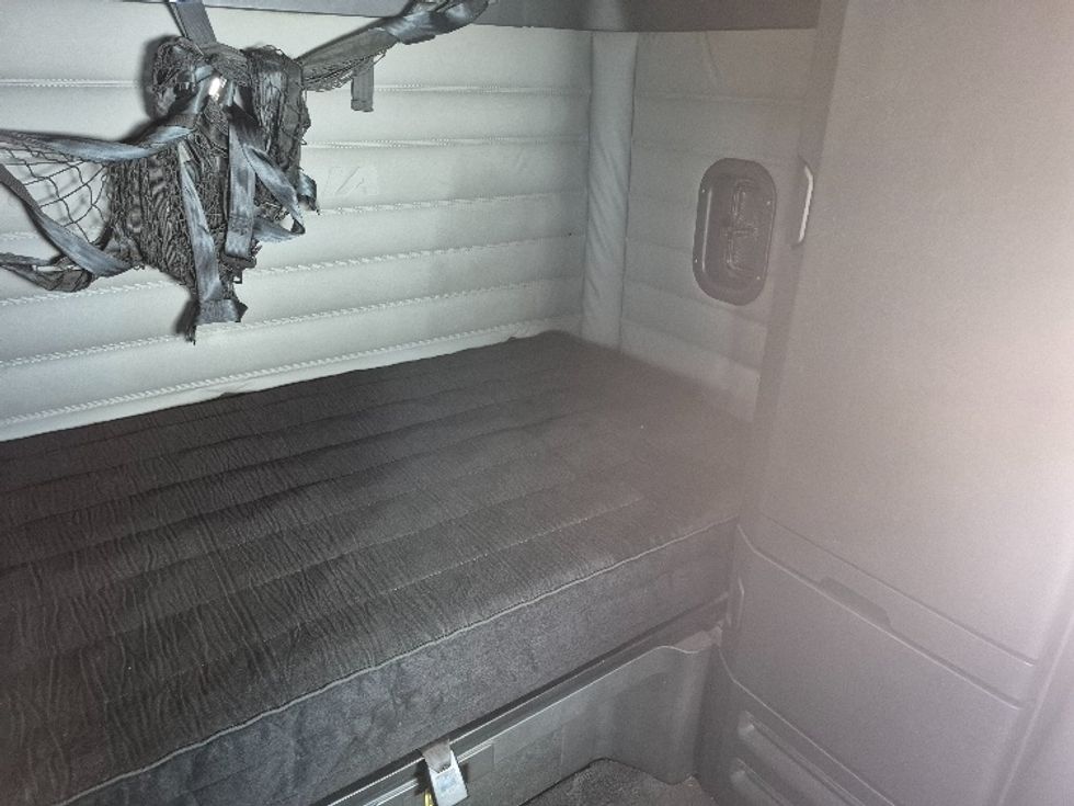 Sleeper Tractor-Heavy Duty Tractors-Freightliner-2021-T12664ST-Knoxville-TN-477,557\n\t\tmiles-$ 75,250 - Image 18