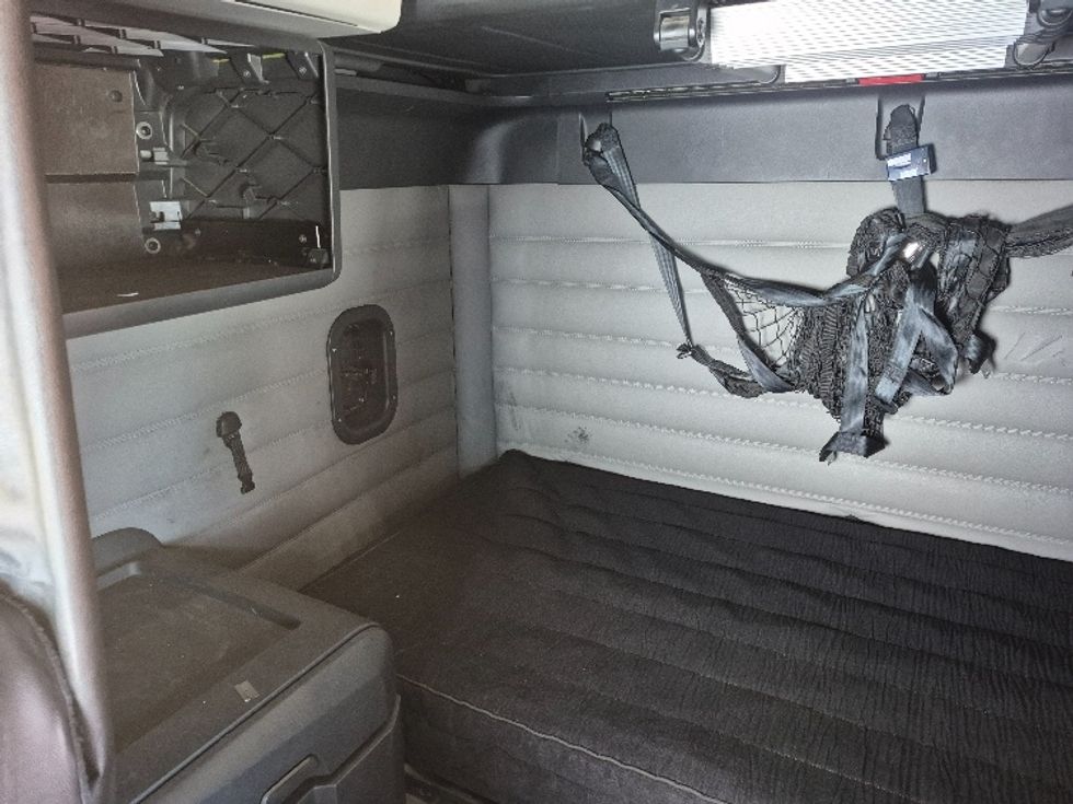 Sleeper Tractor-Heavy Duty Tractors-Freightliner-2021-T12664ST-Knoxville-TN-477,557\n\t\tmiles-$ 75,250 - Image 19