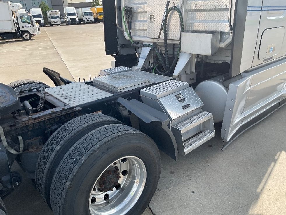 Sleeper Tractor-Heavy Duty Tractors-Freightliner-2021-T12664ST-Knoxville-TN-477,557\n\t\tmiles-$ 75,250 - Image 22