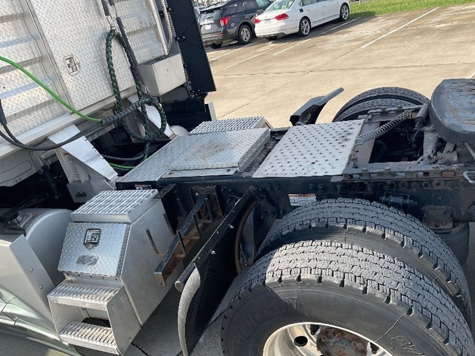 Sleeper Tractor-Heavy Duty Tractors-Freightliner-2021-T12664ST-Knoxville-TN-477,557\n\t\tmiles-$ 75,250 - Image 23