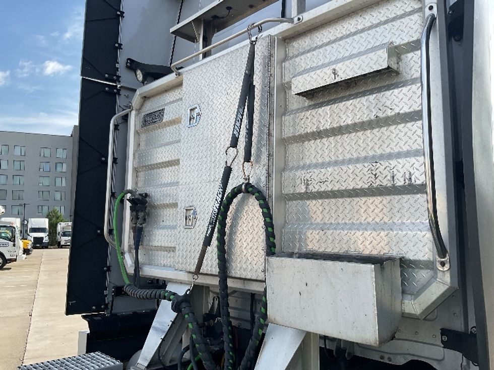 Sleeper Tractor-Heavy Duty Tractors-Freightliner-2021-T12664ST-Knoxville-TN-477,557\n\t\tmiles-$ 75,250 - Image 26