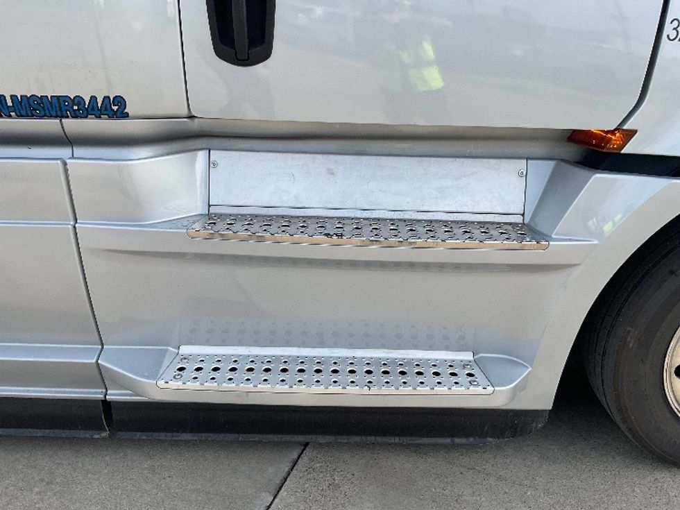 Sleeper Tractor-Heavy Duty Tractors-Freightliner-2021-T12664ST-Knoxville-TN-477,557\n\t\tmiles-$ 75,250 - Image 27