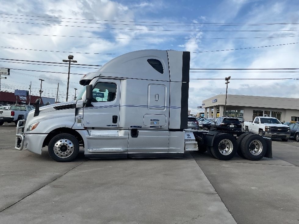 Sleeper Tractor-Heavy Duty Tractors-Freightliner-2021-T12664ST-Knoxville-TN-477,557\n\t\tmiles-$ 75,250 - Image 4