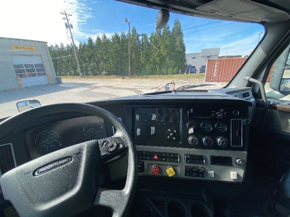 Sleeper Tractor-Heavy Duty Tractors-Freightliner-2021-T12664ST-Knoxville-TN-491,066\n\t\tmiles-$ 74,750 - Image 11