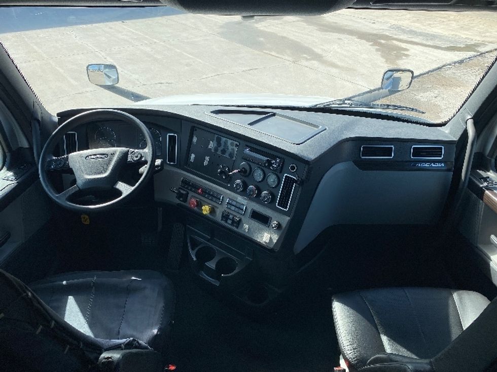 Sleeper Tractor-Heavy Duty Tractors-Freightliner-2021-T12664ST-Knoxville-TN-491,066\n\t\tmiles-$ 74,750 - Image 12