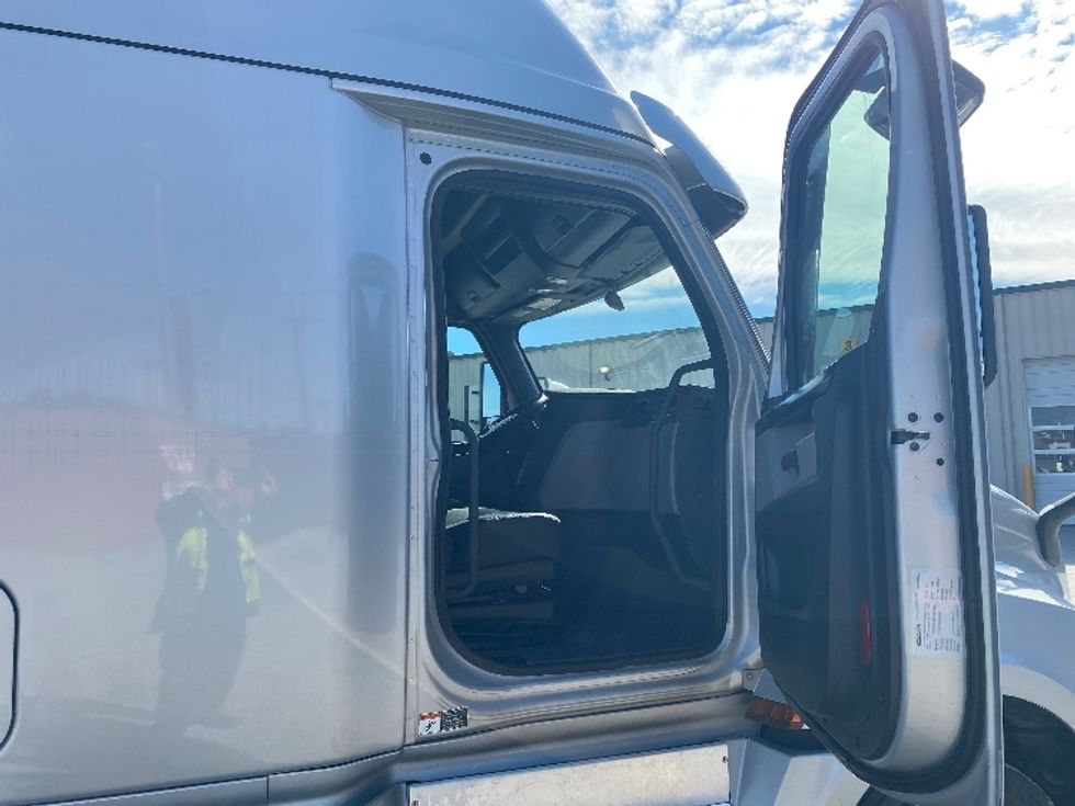Sleeper Tractor-Heavy Duty Tractors-Freightliner-2021-T12664ST-Knoxville-TN-491,066\n\t\tmiles-$ 74,750 - Image 13