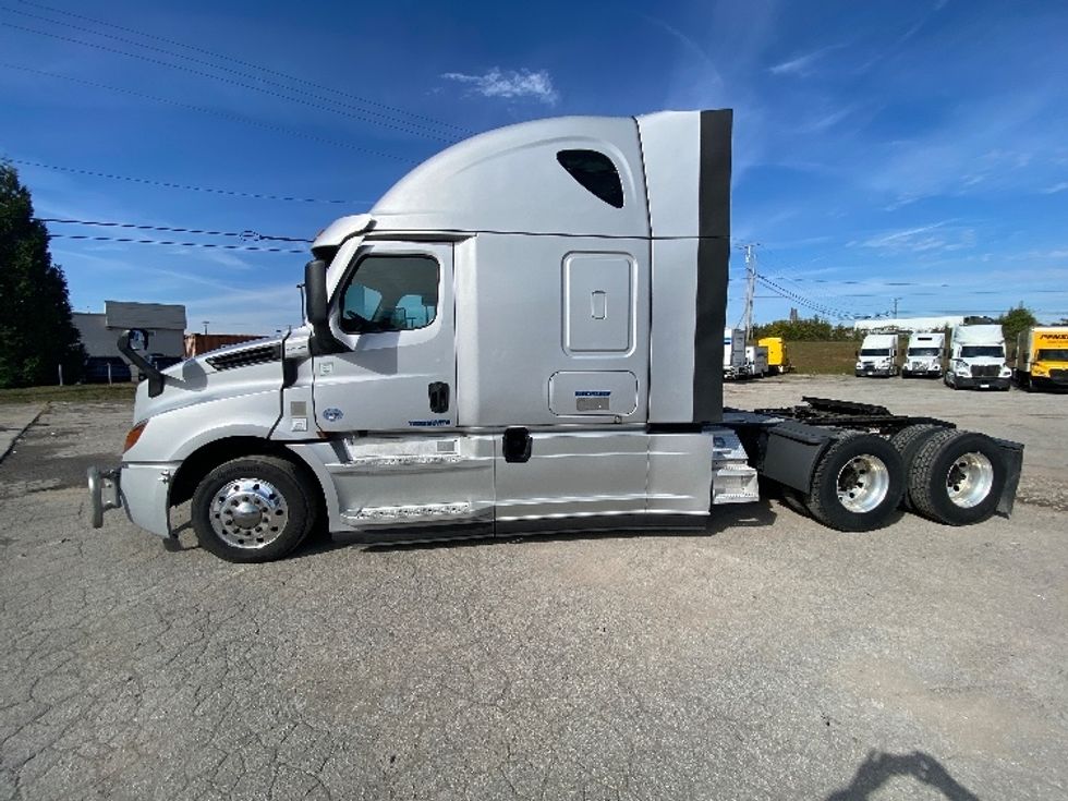 Sleeper Tractor-Heavy Duty Tractors-Freightliner-2021-T12664ST-Knoxville-TN-491,066\n\t\tmiles-$ 74,750 - Image 4