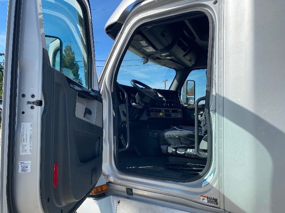 Sleeper Tractor-Heavy Duty Tractors-Freightliner-2021-T12664ST-Knoxville-TN-491,066\n\t\tmiles-$ 74,750 - Image 9