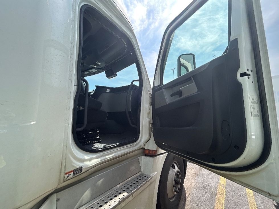 Sleeper Tractor-Heavy Duty Tractors-Freightliner-2021-T12664ST-Knoxville-TN-541,655\n\t\tmiles-$ 63,750 - Image 13
