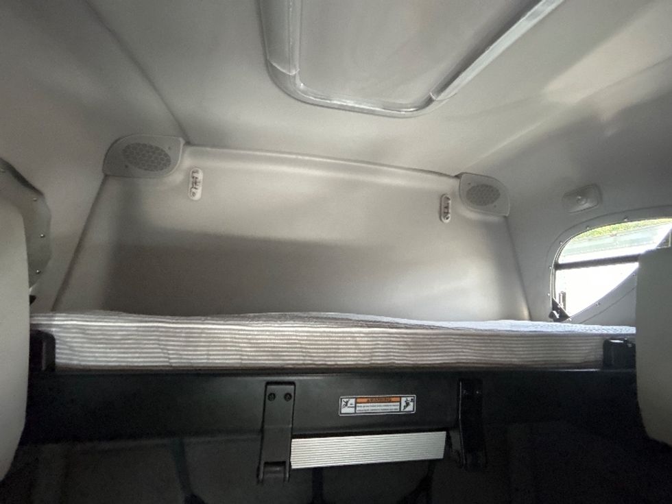 Sleeper Tractor-Heavy Duty Tractors-Freightliner-2021-T12664ST-Knoxville-TN-541,655\n\t\tmiles-$ 63,750 - Image 17