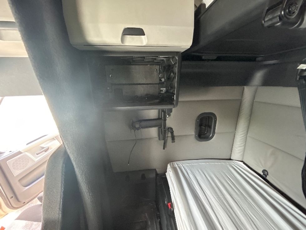 Sleeper Tractor-Heavy Duty Tractors-Freightliner-2021-T12664ST-Knoxville-TN-541,655\n\t\tmiles-$ 63,750 - Image 19