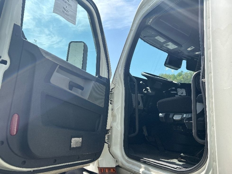 Sleeper Tractor-Heavy Duty Tractors-Freightliner-2021-T12664ST-Knoxville-TN-541,655\n\t\tmiles-$ 63,750 - Image 9