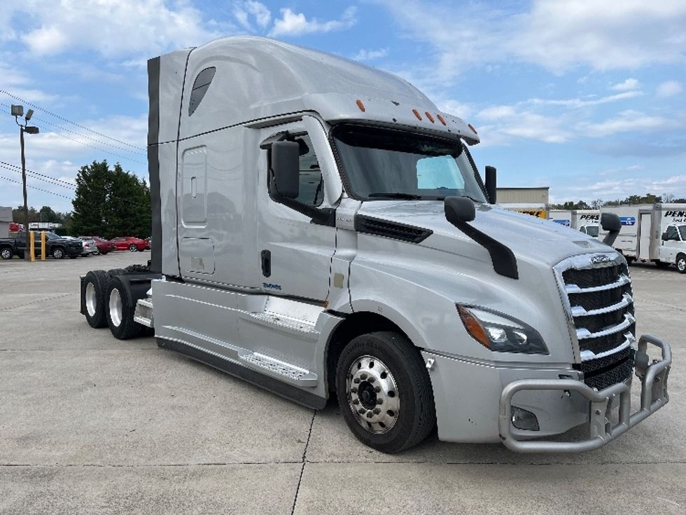 Sleeper Tractor-Heavy Duty Tractors-Freightliner-2021-T12664ST-Knoxville-TN-629,013\n\t\tmiles-$ 62,000 - Image 1