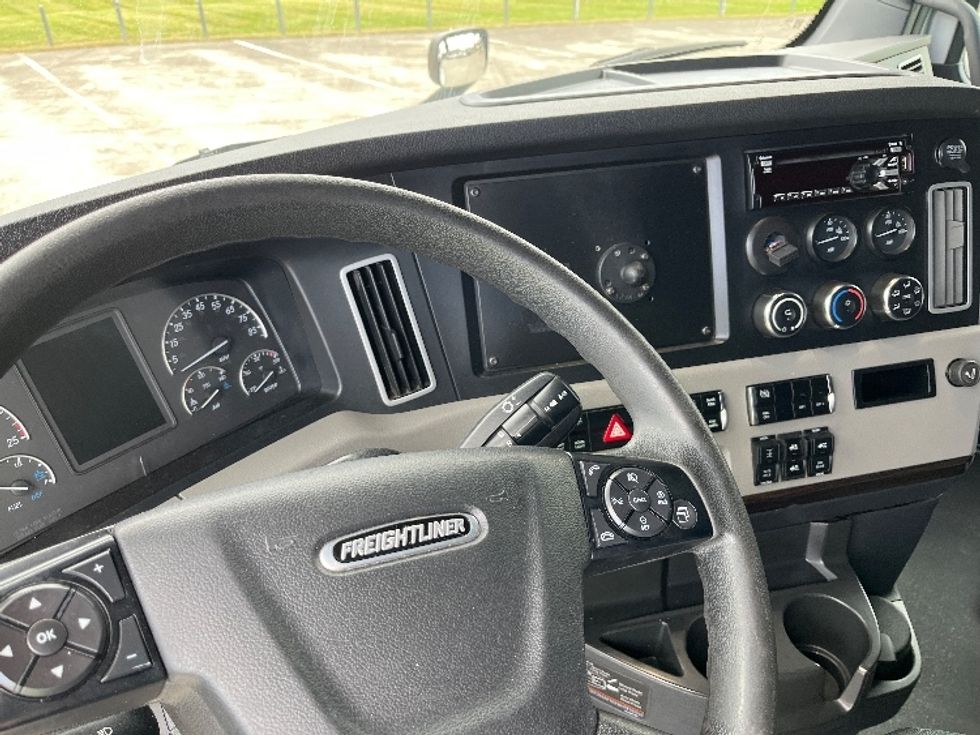 Sleeper Tractor-Heavy Duty Tractors-Freightliner-2021-T12664ST-Knoxville-TN-629,013\n\t\tmiles-$ 62,000 - Image 11