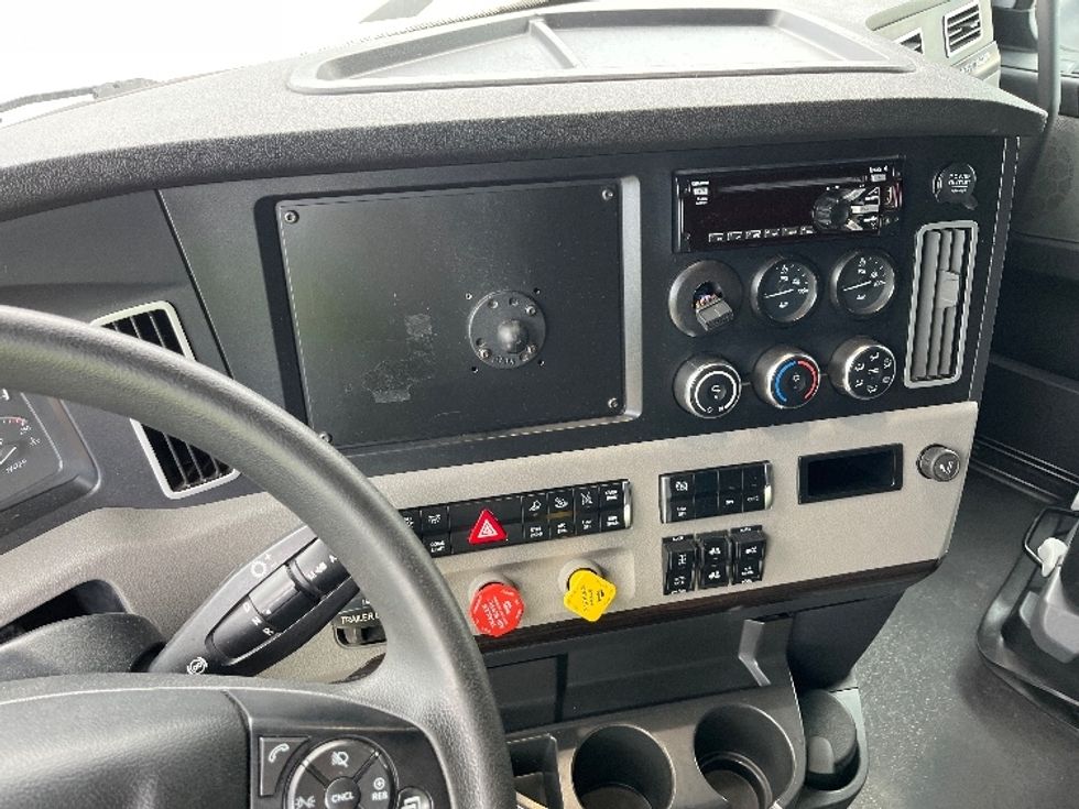 Sleeper Tractor-Heavy Duty Tractors-Freightliner-2021-T12664ST-Knoxville-TN-629,013\n\t\tmiles-$ 62,000 - Image 12