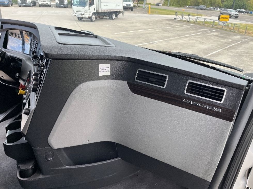 Sleeper Tractor-Heavy Duty Tractors-Freightliner-2021-T12664ST-Knoxville-TN-629,013\n\t\tmiles-$ 62,000 - Image 14