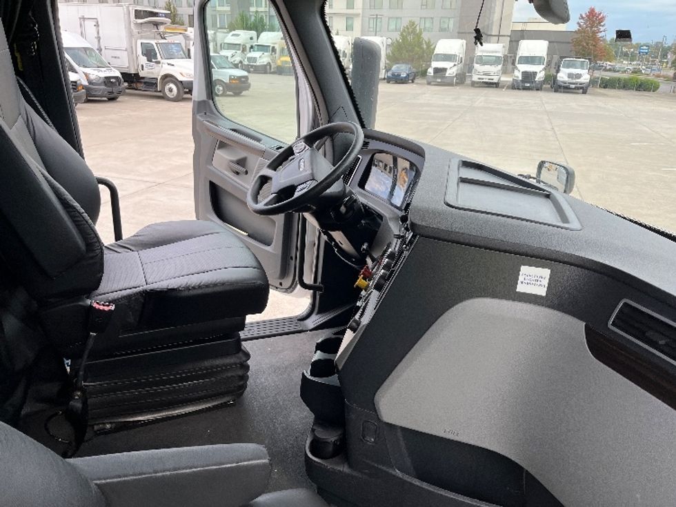 Sleeper Tractor-Heavy Duty Tractors-Freightliner-2021-T12664ST-Knoxville-TN-629,013\n\t\tmiles-$ 62,000 - Image 15