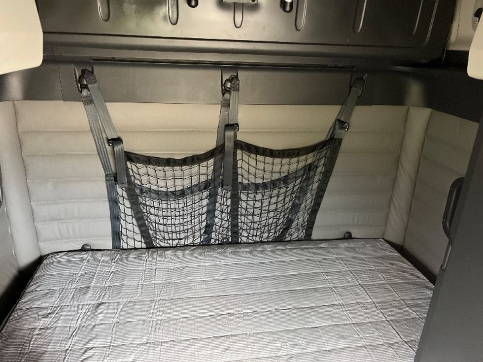 Sleeper Tractor-Heavy Duty Tractors-Freightliner-2021-T12664ST-Knoxville-TN-629,013\n\t\tmiles-$ 62,000 - Image 16