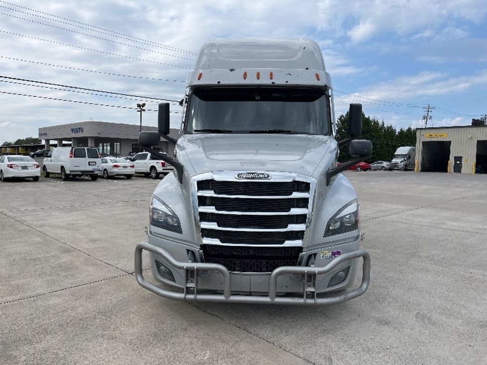 Sleeper Tractor-Heavy Duty Tractors-Freightliner-2021-T12664ST-Knoxville-TN-629,013\n\t\tmiles-$ 62,000 - Image 2