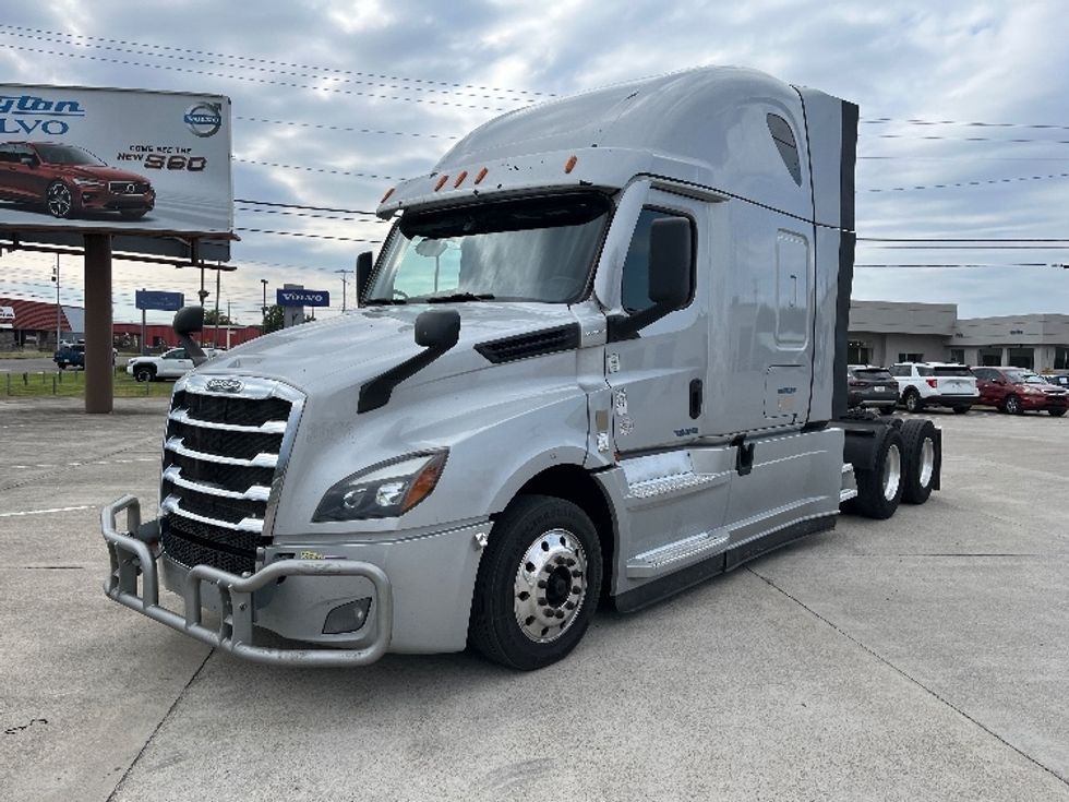 Sleeper Tractor-Heavy Duty Tractors-Freightliner-2021-T12664ST-Knoxville-TN-629,013\n\t\tmiles-$ 62,000 - Image 3
