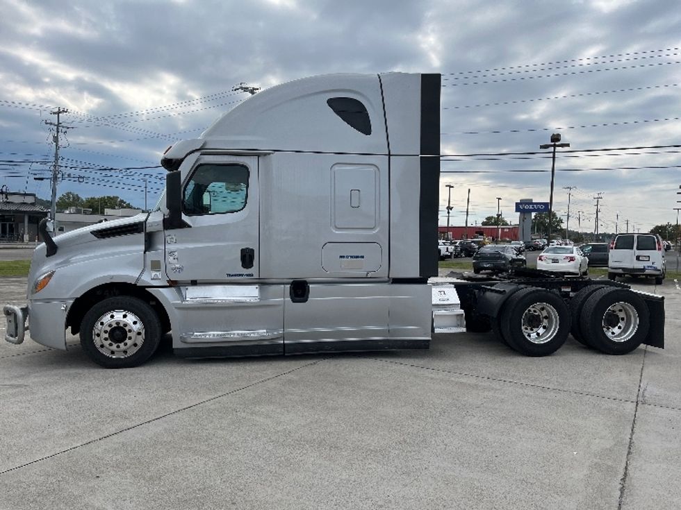 Sleeper Tractor-Heavy Duty Tractors-Freightliner-2021-T12664ST-Knoxville-TN-629,013\n\t\tmiles-$ 62,000 - Image 4