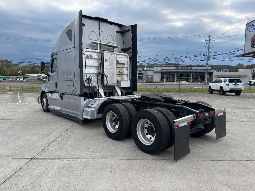 Sleeper Tractor-Heavy Duty Tractors-Freightliner-2021-T12664ST-Knoxville-TN-629,013\n\t\tmiles-$ 62,000 - Image 5