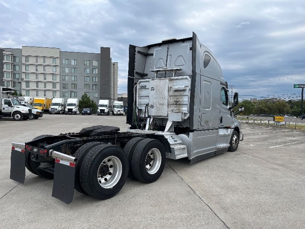 Sleeper Tractor-Heavy Duty Tractors-Freightliner-2021-T12664ST-Knoxville-TN-629,013\n\t\tmiles-$ 62,000 - Image 7