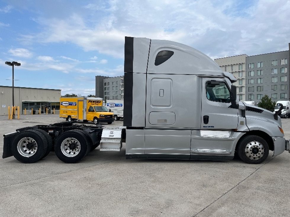 Sleeper Tractor-Heavy Duty Tractors-Freightliner-2021-T12664ST-Knoxville-TN-629,013\n\t\tmiles-$ 62,000 - Image 8