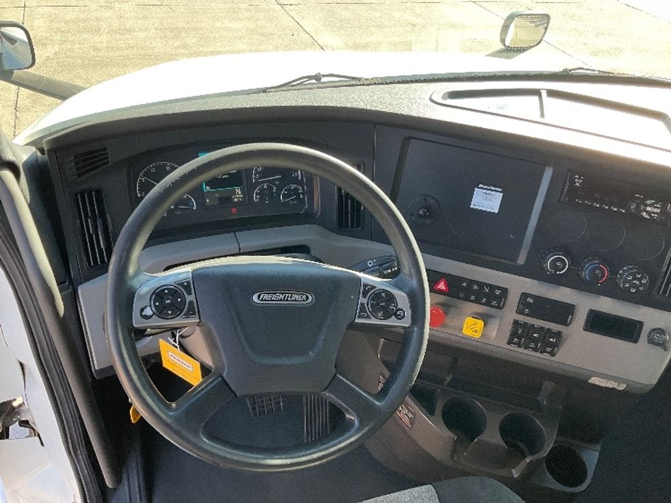 Sleeper Tractor-Heavy Duty Tractors-Freightliner-2021-T12664ST-Knoxville-TN-640,707\n\t\tmiles-$ 52,500 - Image 11