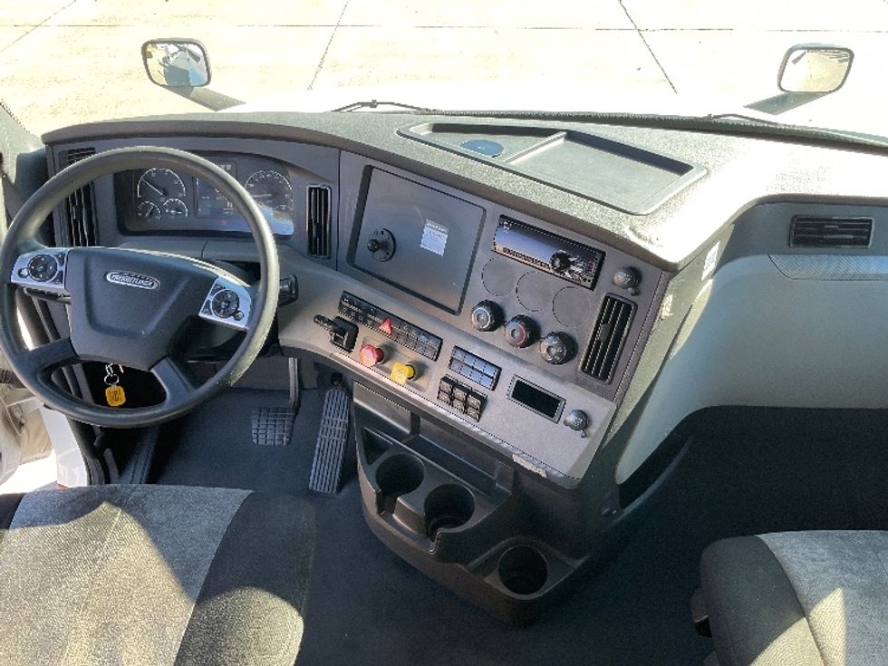 Sleeper Tractor-Heavy Duty Tractors-Freightliner-2021-T12664ST-Knoxville-TN-640,707\n\t\tmiles-$ 52,500 - Image 12
