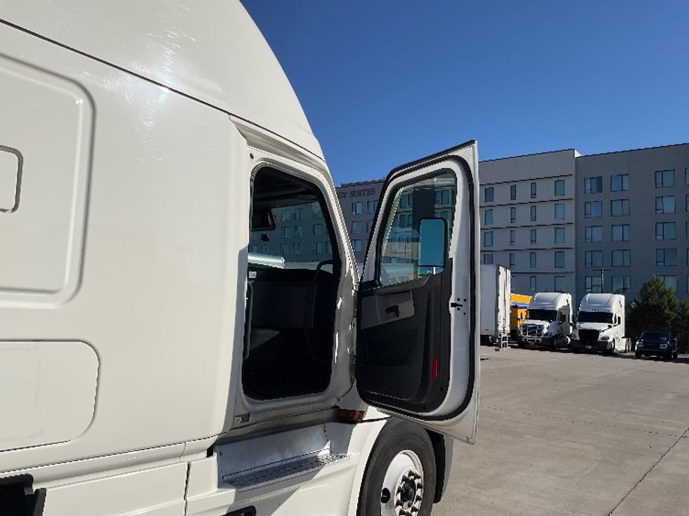 Sleeper Tractor-Heavy Duty Tractors-Freightliner-2021-T12664ST-Knoxville-TN-640,707\n\t\tmiles-$ 52,500 - Image 13