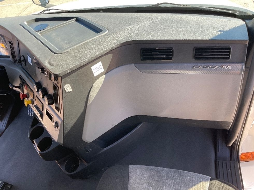 Sleeper Tractor-Heavy Duty Tractors-Freightliner-2021-T12664ST-Knoxville-TN-640,707\n\t\tmiles-$ 52,500 - Image 14