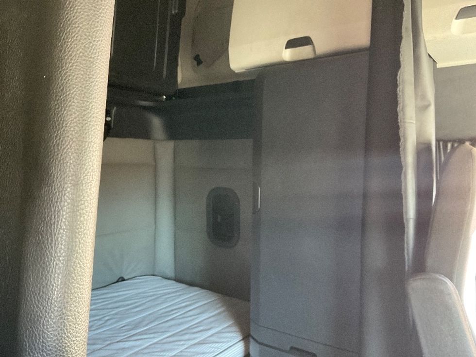 Sleeper Tractor-Heavy Duty Tractors-Freightliner-2021-T12664ST-Knoxville-TN-640,707\n\t\tmiles-$ 52,500 - Image 18