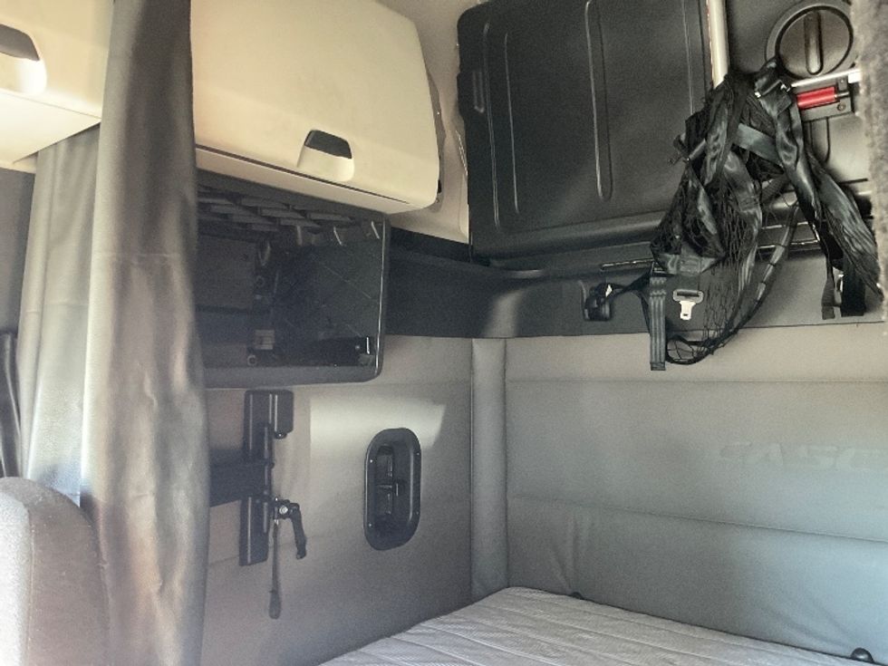 Sleeper Tractor-Heavy Duty Tractors-Freightliner-2021-T12664ST-Knoxville-TN-640,707\n\t\tmiles-$ 52,500 - Image 19