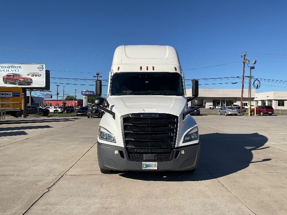 Sleeper Tractor-Heavy Duty Tractors-Freightliner-2021-T12664ST-Knoxville-TN-640,707\n\t\tmiles-$ 52,500 - Image 2