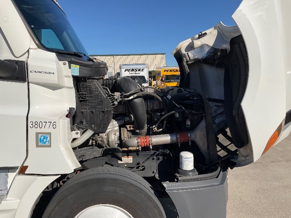 Sleeper Tractor-Heavy Duty Tractors-Freightliner-2021-T12664ST-Knoxville-TN-640,707\n\t\tmiles-$ 52,500 - Image 20