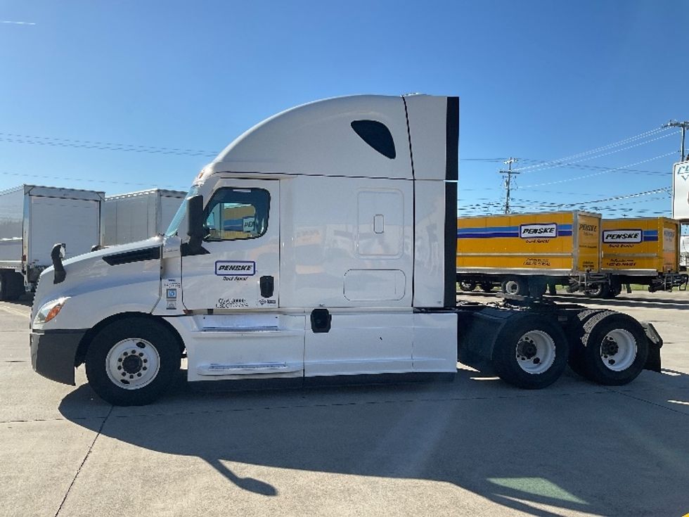 Sleeper Tractor-Heavy Duty Tractors-Freightliner-2021-T12664ST-Knoxville-TN-640,707\n\t\tmiles-$ 52,500 - Image 4