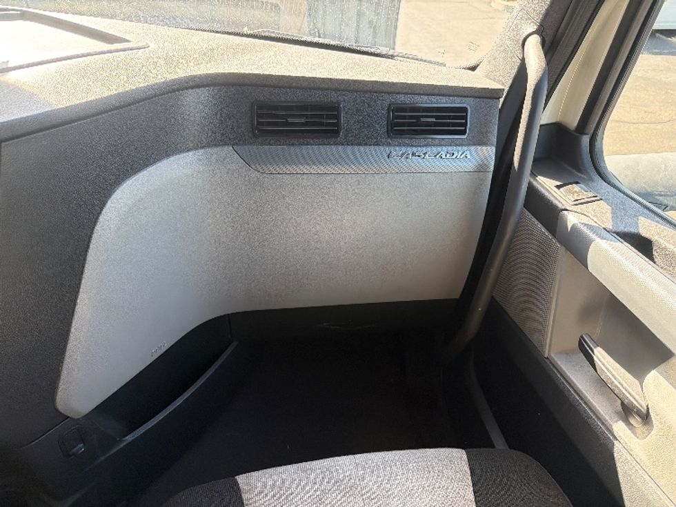Sleeper Tractor-Heavy Duty Tractors-Freightliner-2021-T12664ST-La Mirada-CA-482,328\n\t\tmiles-$ 75,000 - Image 14