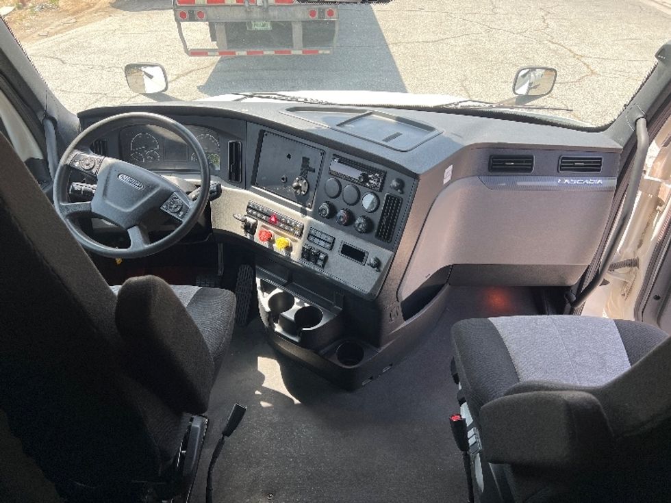 Sleeper Tractor-Heavy Duty Tractors-Freightliner-2021-T12664ST-La Mirada-CA-537,807\n\t\tmiles-$ 66,750 - Image 12